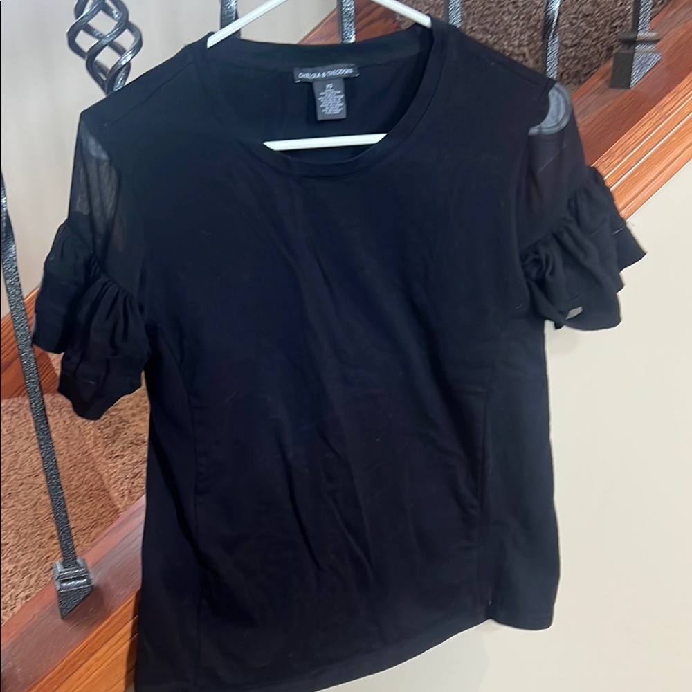 Chelsea & Theodore Black Ruffled Short Sleeve Blouse